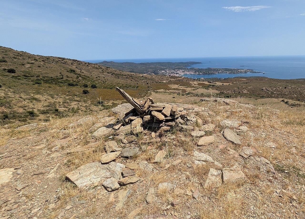Vista panorámica de Cadaqués y su bahía desde el Puig de sa Cruïlla, Cap de Creus, Girona
