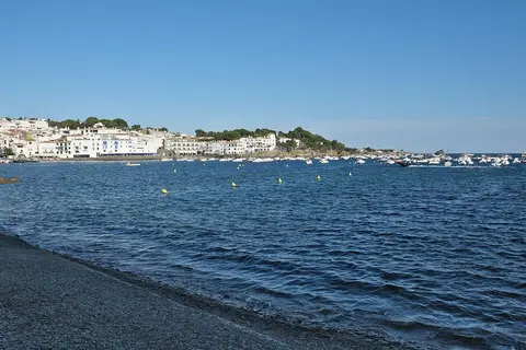 Casas blancas de Cadaqués frente a una bahía tranquila, Girona