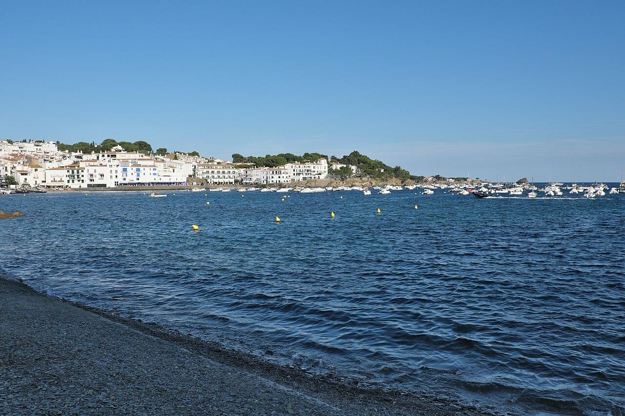 Pueblo blanco de Cadaqués visto desde la bahía, con las casas blancas frente al mar azul