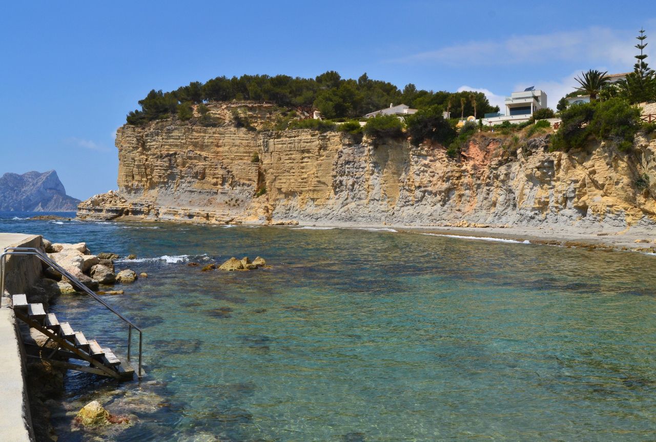 Aguas transparentes de la Cala de l'Advocat en Benissa, Marina Alta