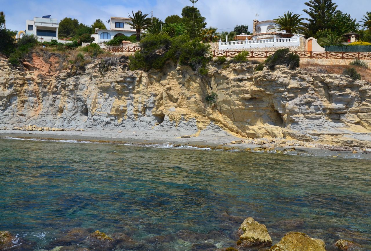 Entorno rocoso de la Cala de l'Advocat en la Marina Alta alicantina