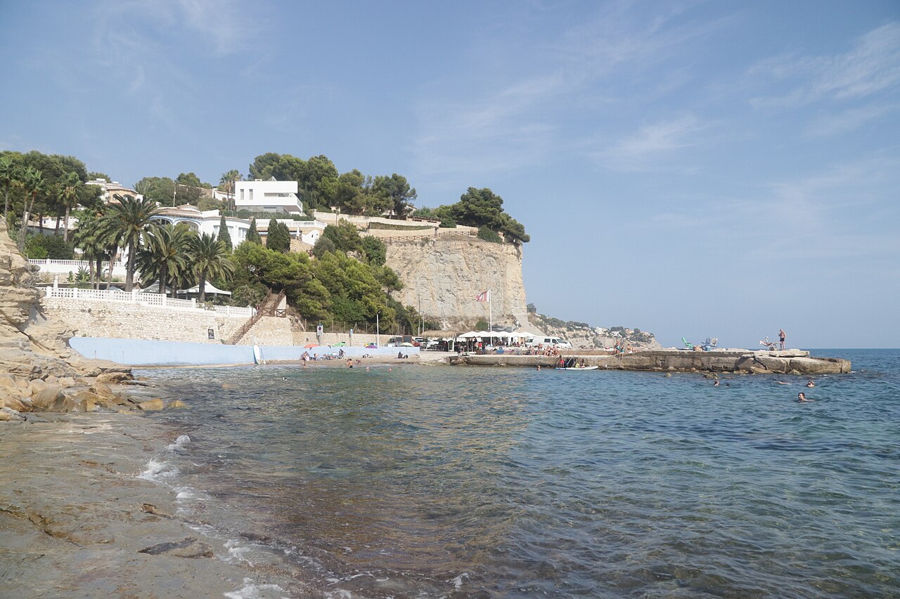 Vista panorámica de la Cala de l'Advocat en Benissa — cala protegida de la Marina Alta