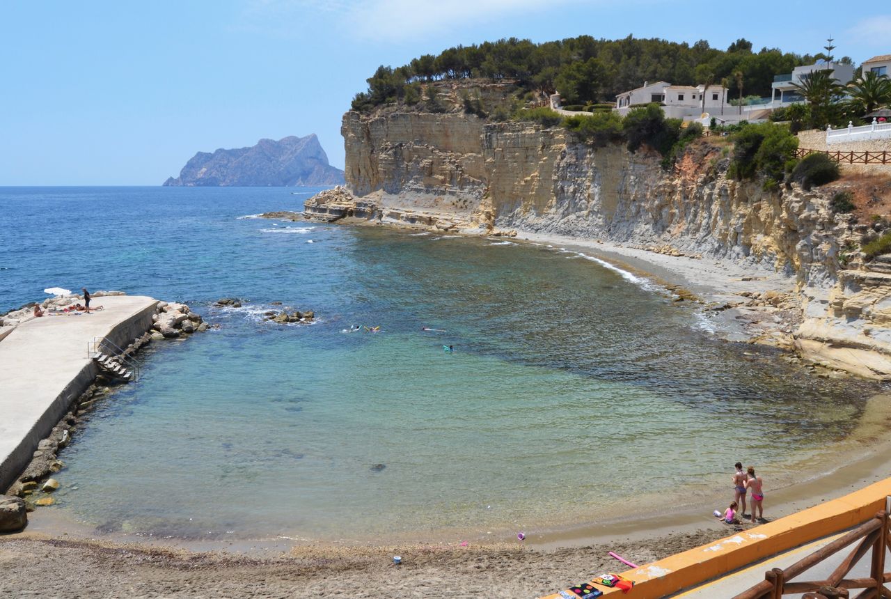 Vista de la Cala de l'Advocat entre acantilados de caliza en Benissa