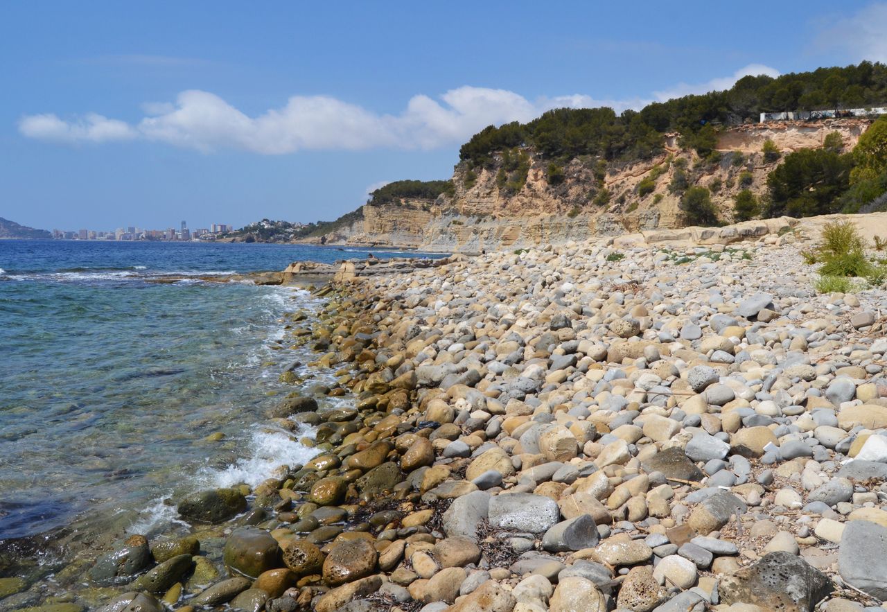 Cala del Baladrar en Benissa con acantilados al fondo
