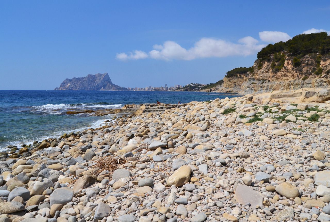 Cala del Baladrar con el Peñón de Ifach al fondo