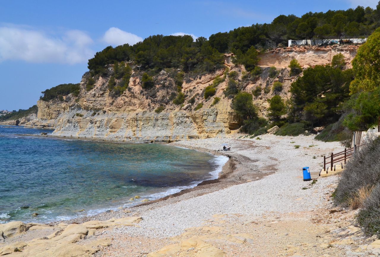 Vista de la Cala del Baladrar con aguas turquesas en Benissa