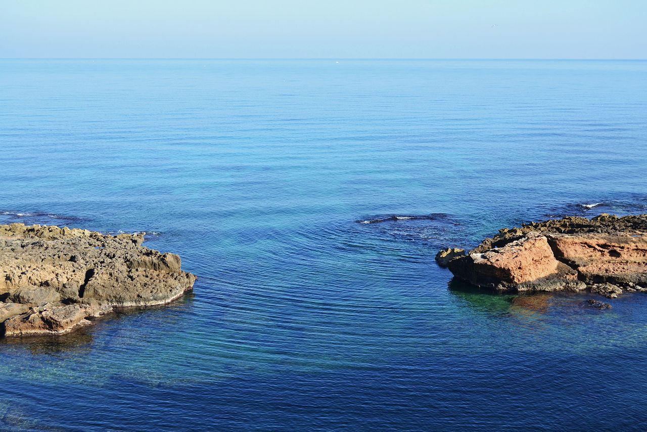 Entrada a la Cala Blanca de Jávea vista desde el mar