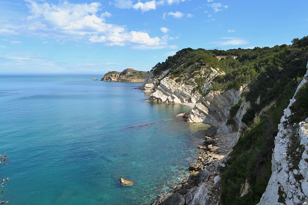 Acantilados calizos de la Cala Blanca de Jávea, Xàbia