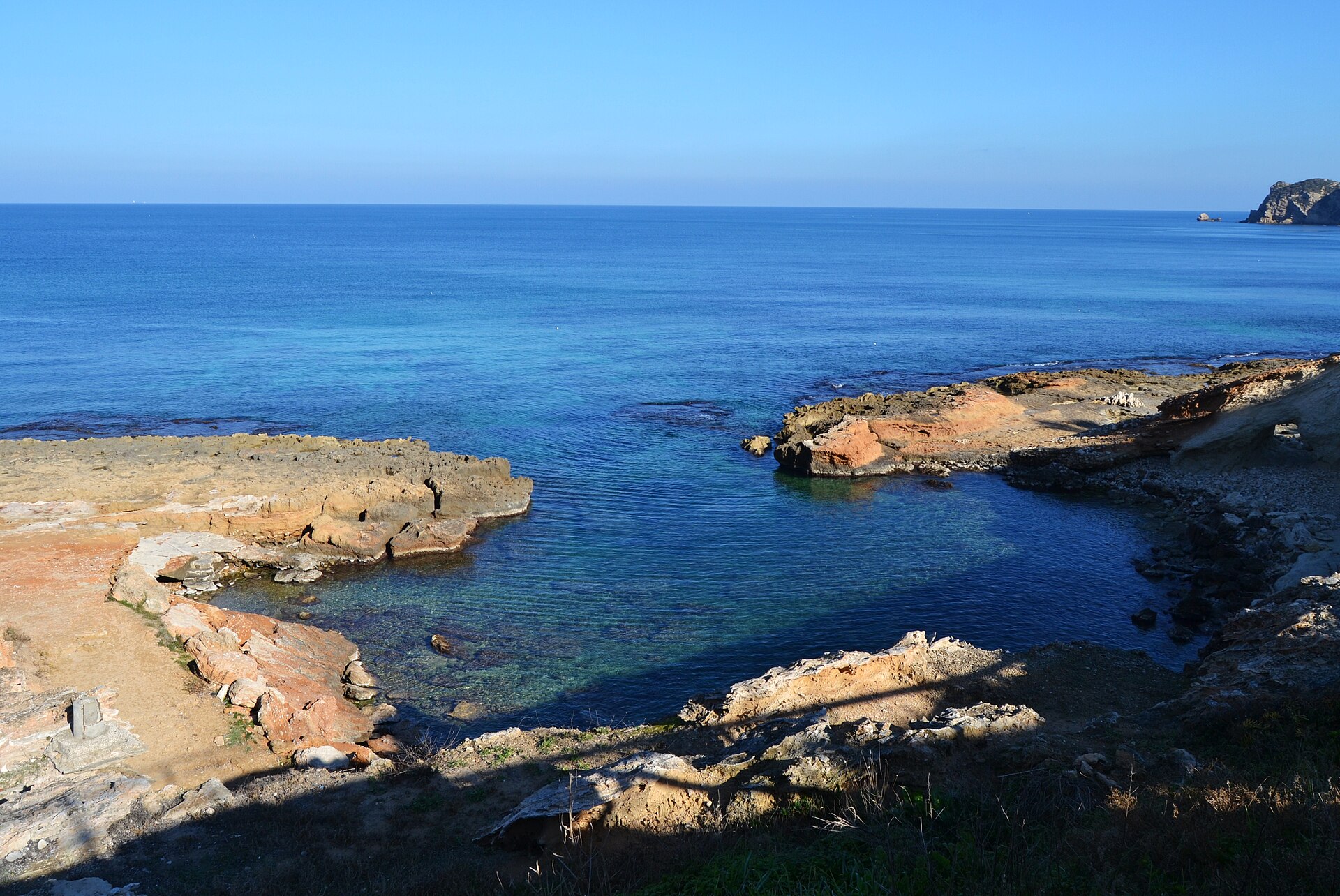 Vista panorámica de la Cala Blanca de Jávea desde los acantilados
