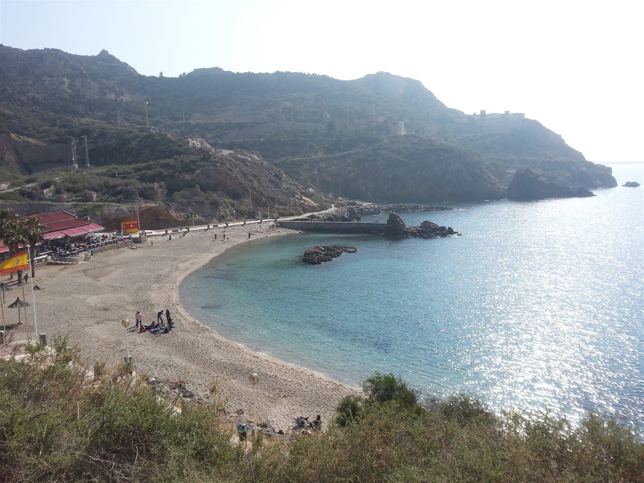 Cala Cortina en Cartagena con la playa de arena y los acantilados al fondo, Murcia