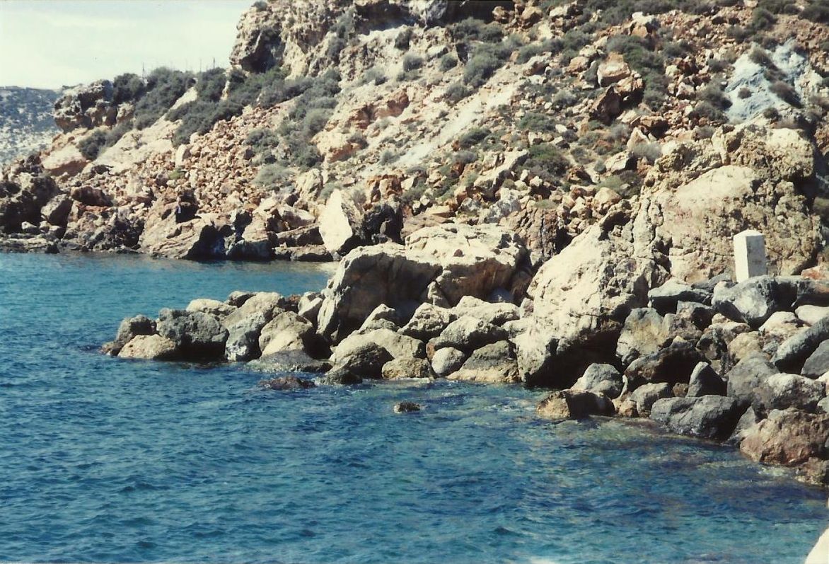 Orilla de la Cala Cortina en Cartagena, Murcia