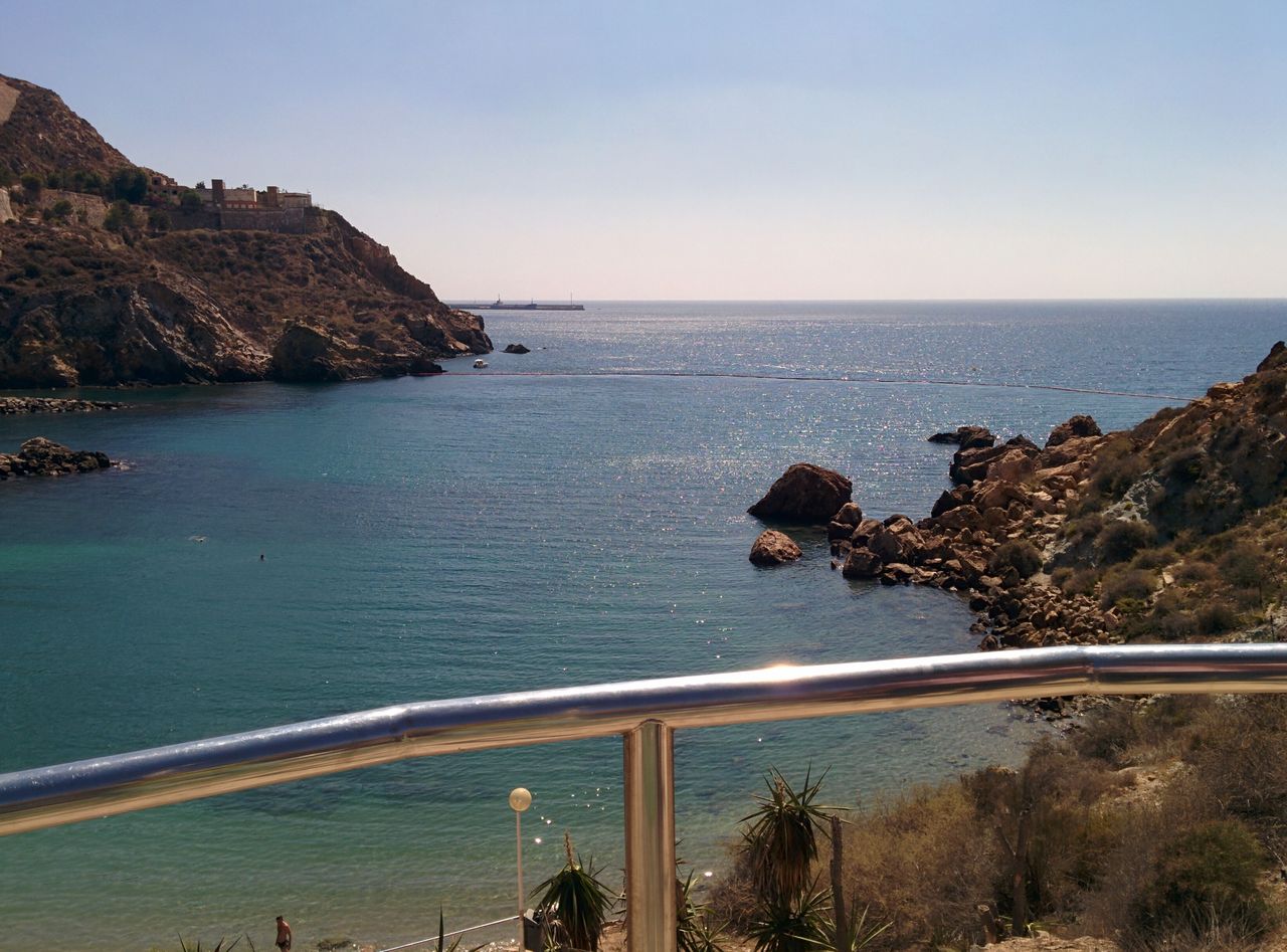 Vista de la Cala Cortina con arena y aguas limpias cerca de Cartagena