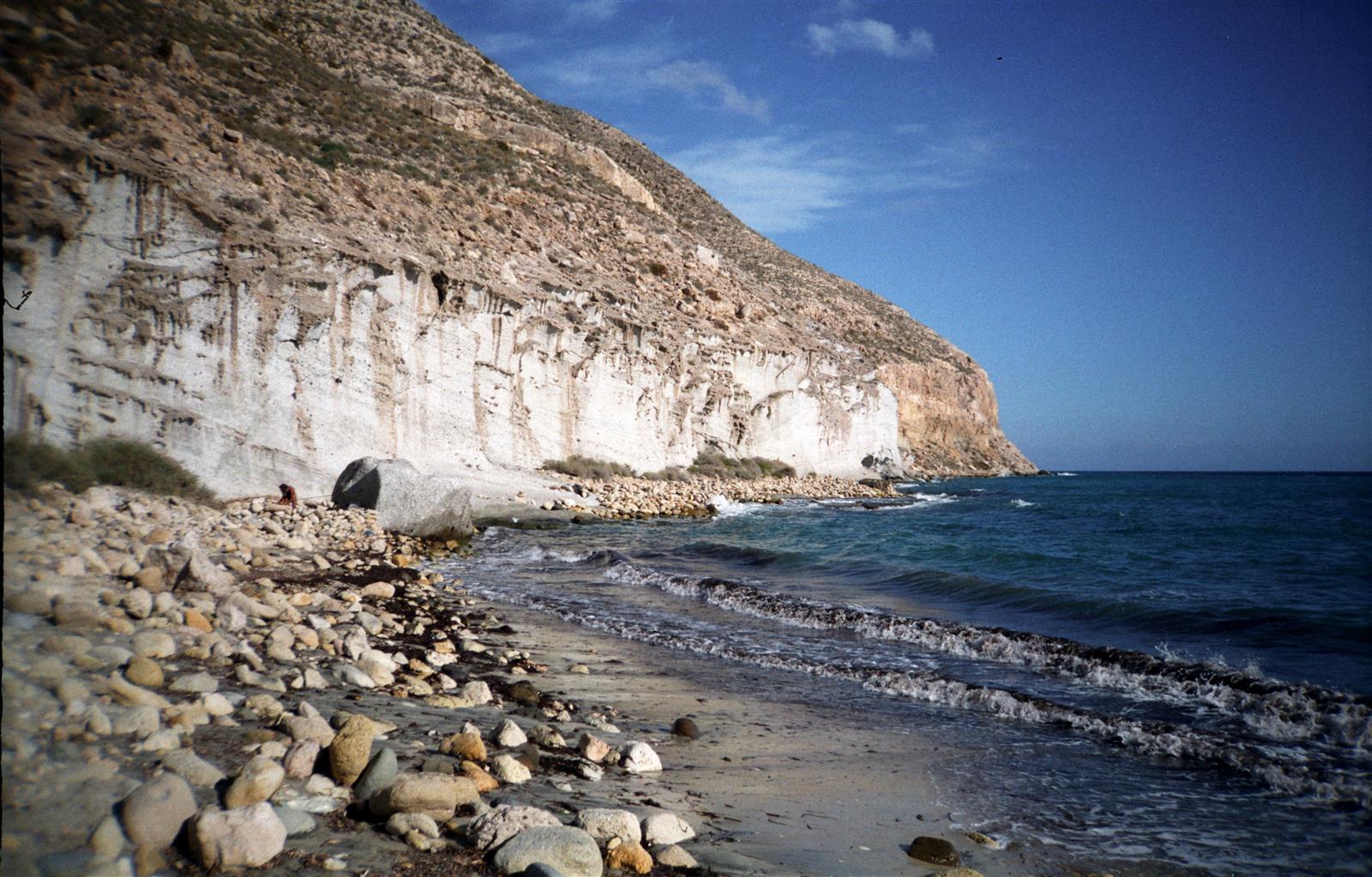 Playa de Cala de San Pedro con arena fina y agua transparente en Almería