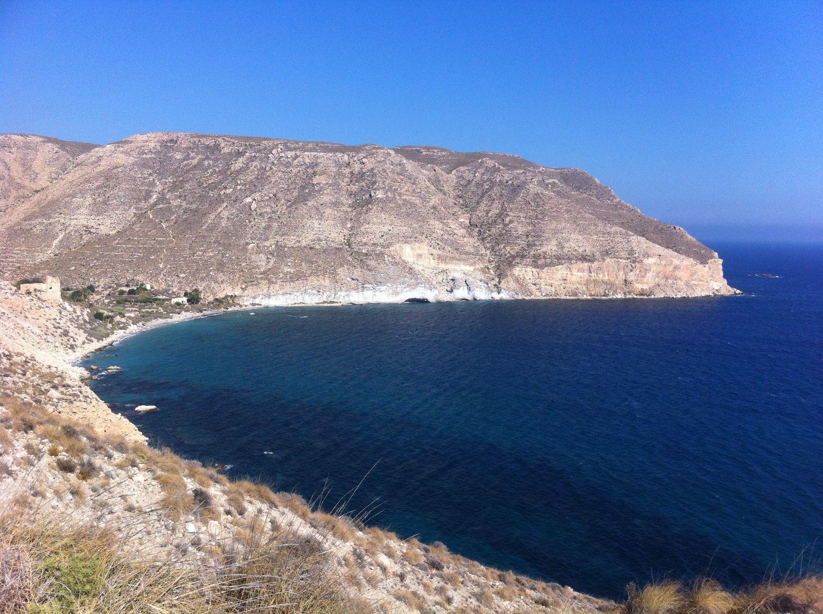 Vista panorámica de Cala de San Pedro desde la ladera con el castillo árabe, la playa y las montañas del Cabo de Gata al fondo