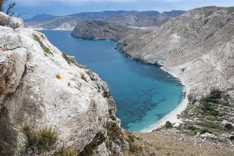 Cala de San Pedro, agua turquesa entre acantilados en el Cabo de Gata, Almería
