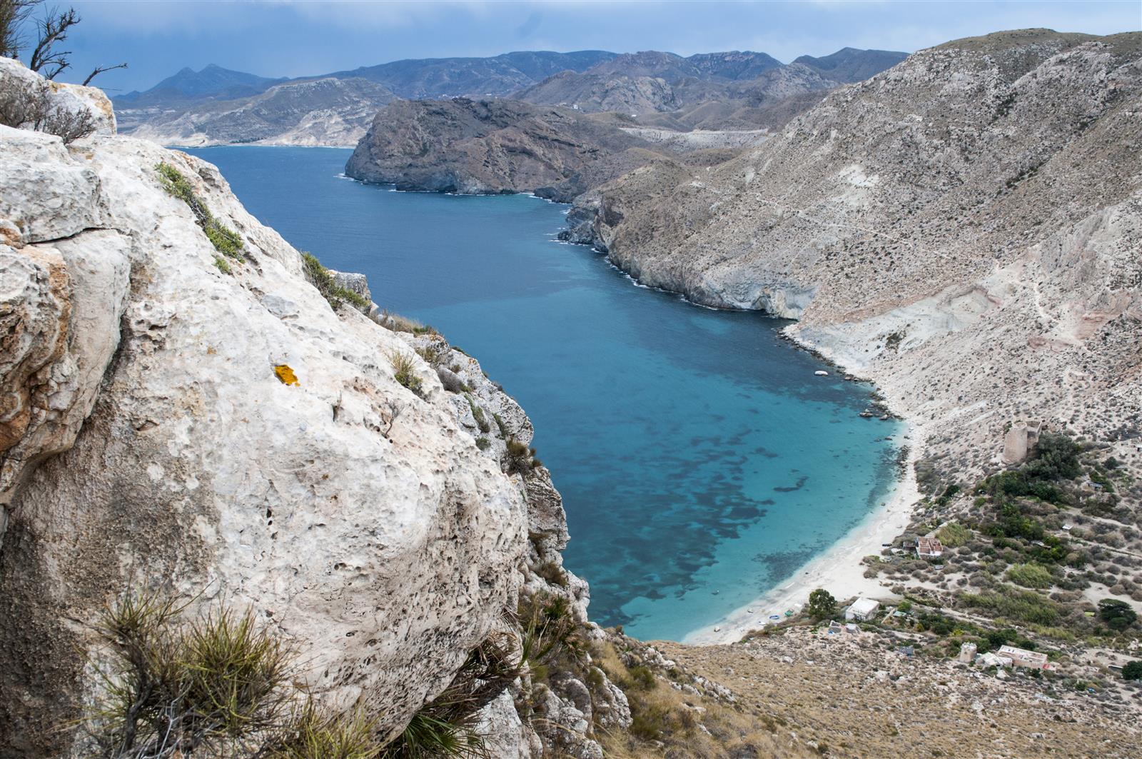 Vista panorámica de Cala de San Pedro con agua turquesa, arena y montañas en el Parque Natural Cabo de Gata-Níjar
