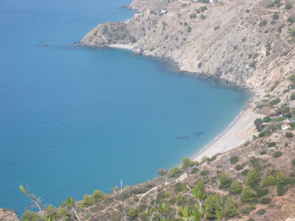 Cala del Cañuelo vista desde Cerro Caleta con agua azul y acantilados de los Acantilados de Maro