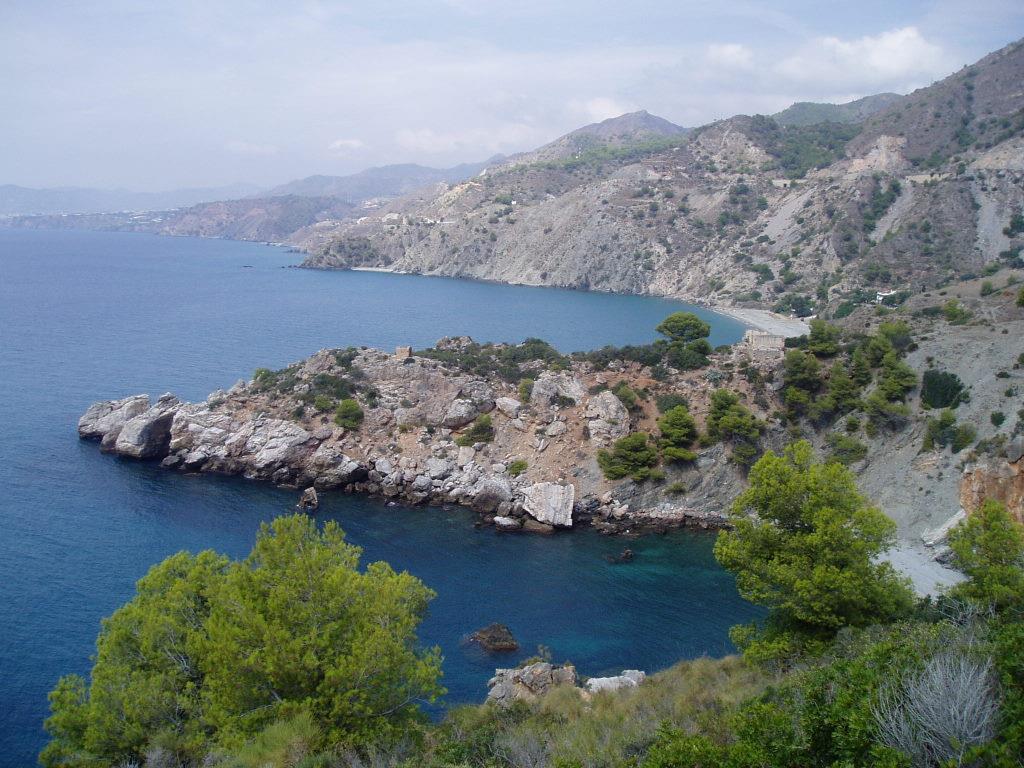 Peñón del Fraile y Cala del Cañuelo vistos desde el cerro con la costa mediterránea al fondo