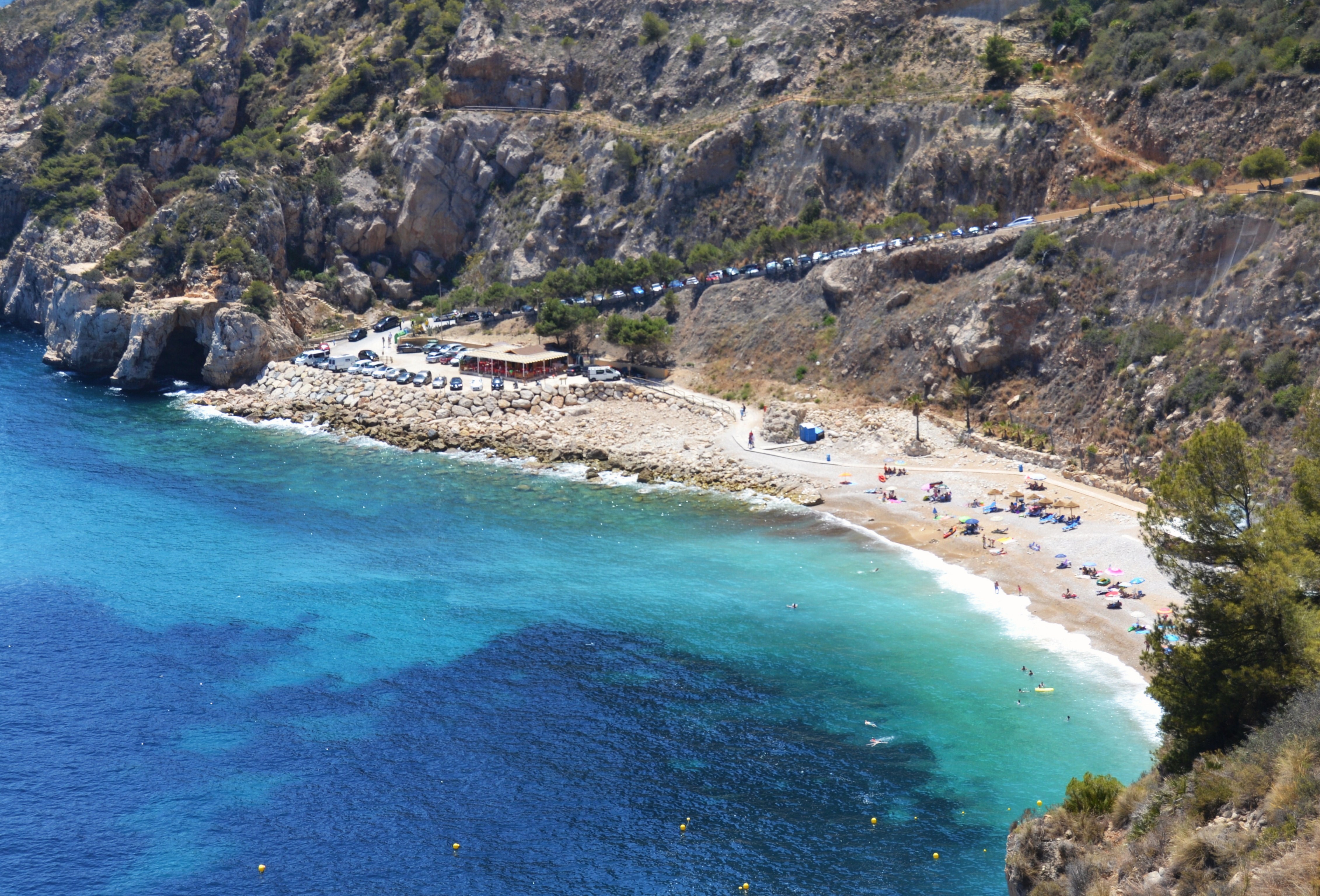 Cala del Moraig con el agua turquesa y los acantilados
