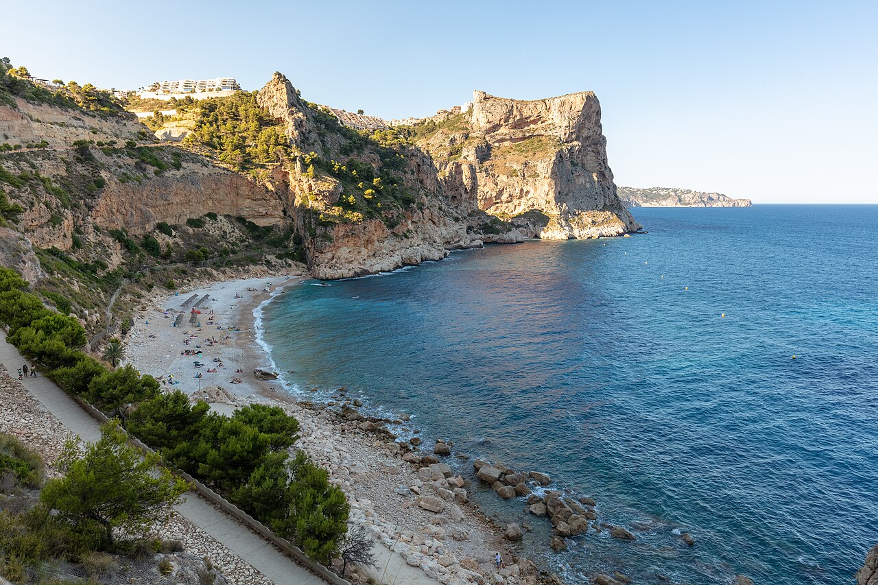 Entrada a la Cala del Moraig entre pinos mediterráneos