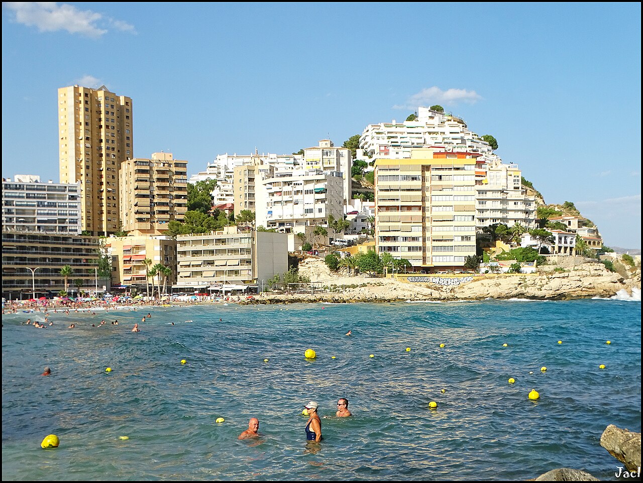 Vista aérea de la Cala de Finestrat mostrando el color del agua, Costa Blanca