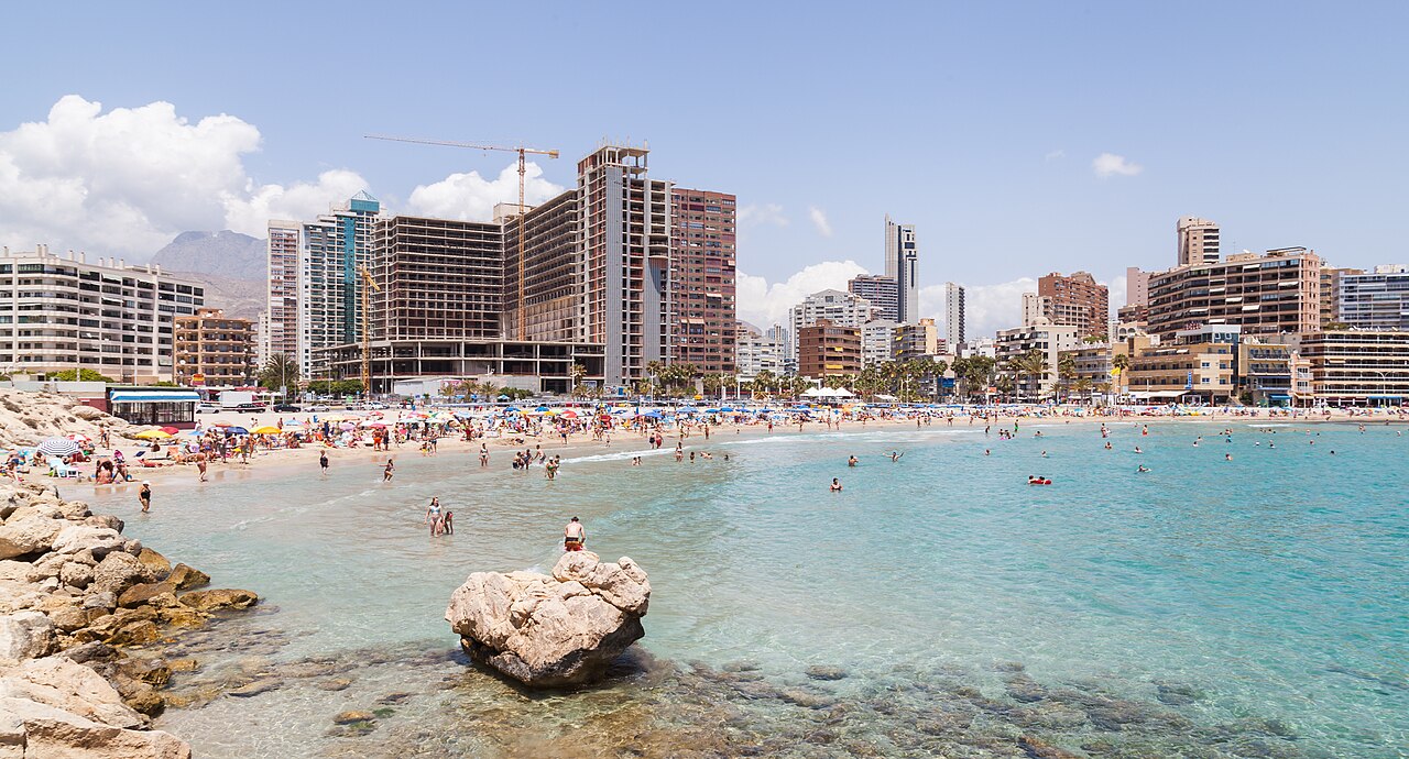 Vista aérea de la Cala de Finestrat con aguas azules y acantilados, Alicante