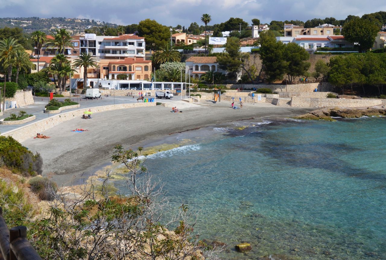 Aguas turquesas de la Cala de la Fustera en Benissa