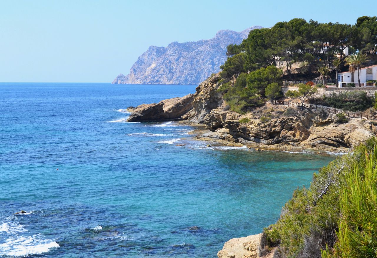 Vista panorámica de la Cala de la Fustera en la Marina Alta