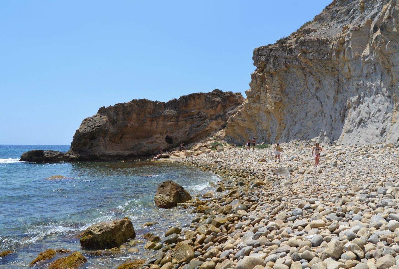 Cala de la Llobella entre acantilados en Benissa, Marina Alta