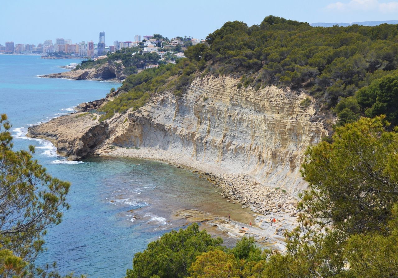Vista de la Cala de la Llobella con el Cap d'Or al fondo
