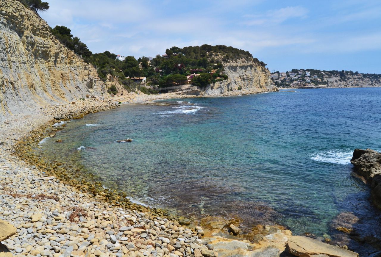 Vista de la Cala de la Llobella con rocas y aguas cristalinas en Benissa