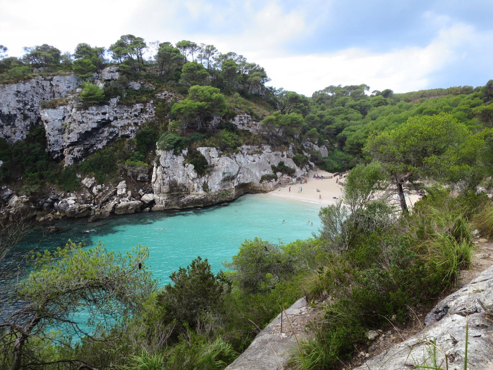 Vista panorámica de Cala Macarelleta desde el acantilado, junto al Camí de Cavalls