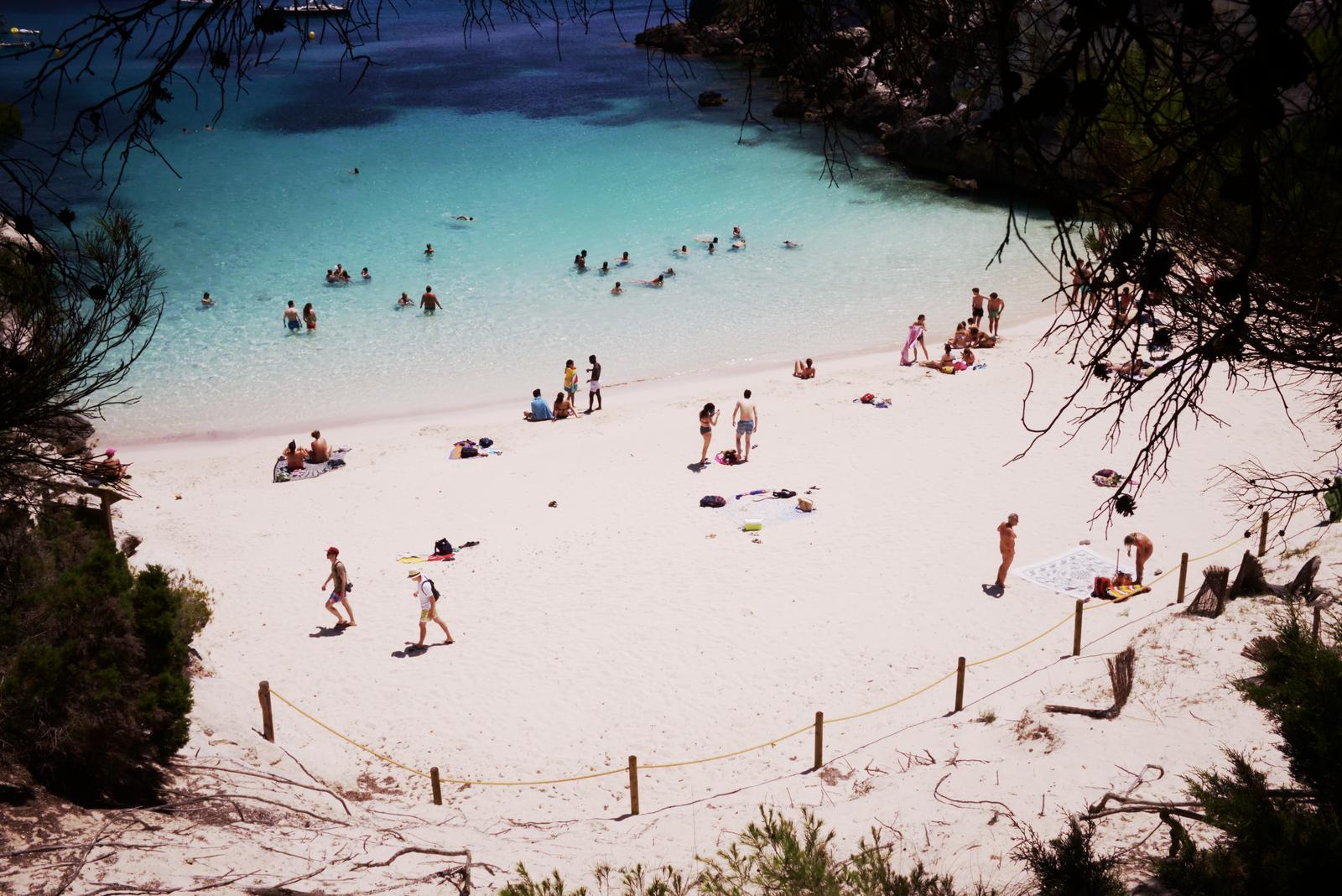 Cala Macarelleta y su bosque de pinos vistos desde el mar