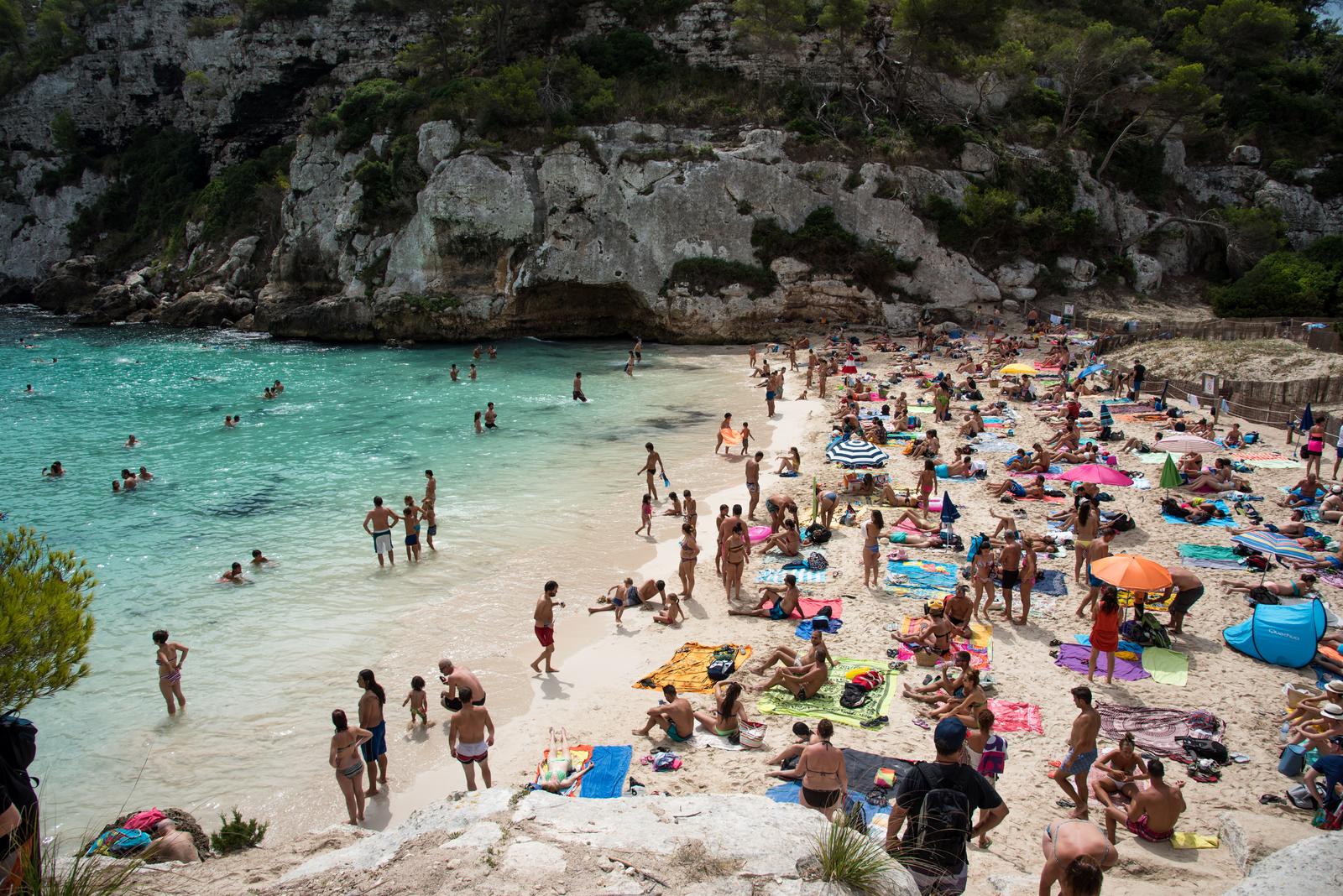 Vista de la playa de Cala Macarelleta y la cala turquesa enmarcada por los pinares