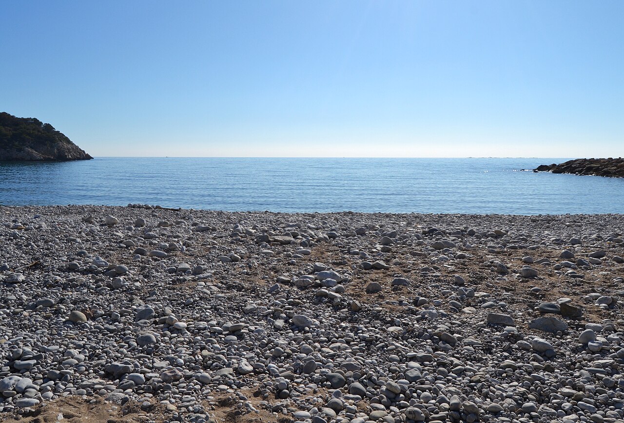 Playa del Mascarat con aguas transparentes y acantilados, Altea, Alicante