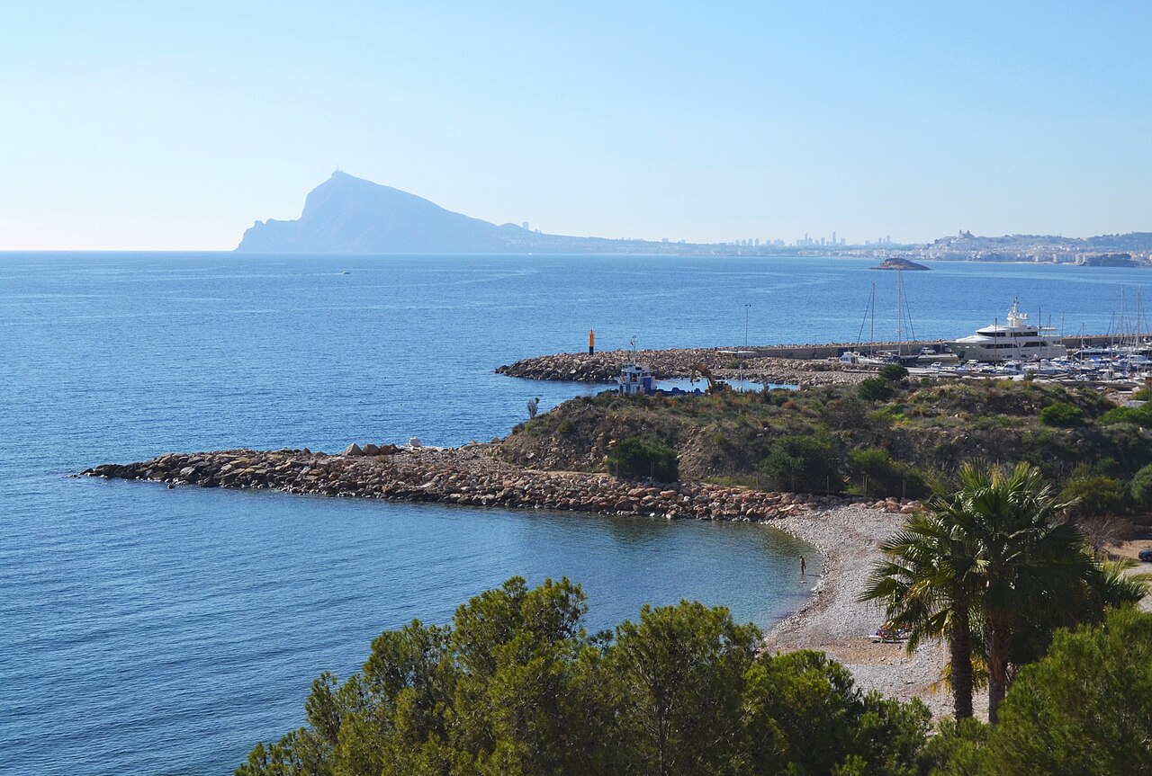 Vista de la playa del Mascarat y el puerto deportivo, Altea, Alicante