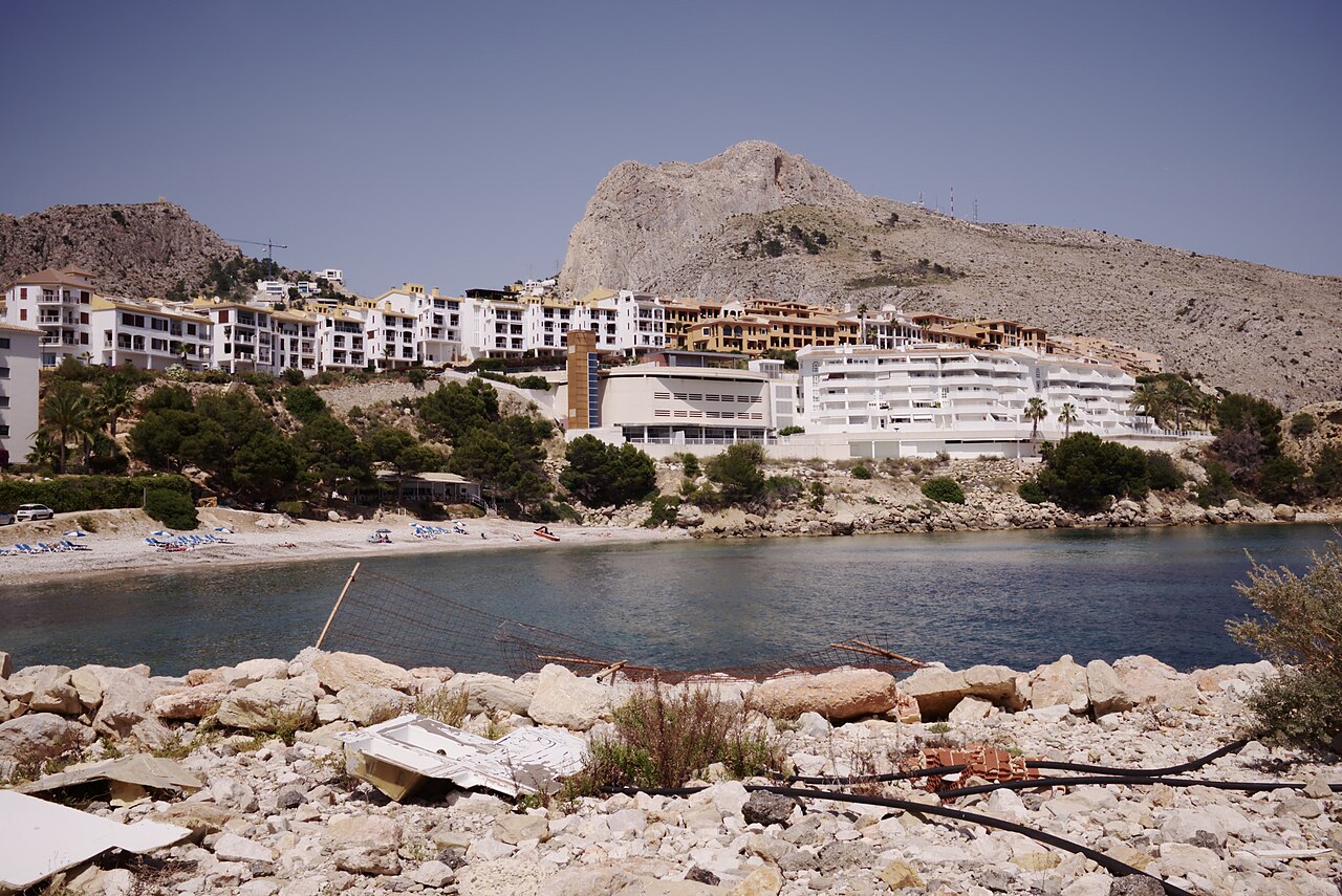 Cala del Mascarat con el puerto deportivo al fondo, entre Altea y Calpe, Alicante