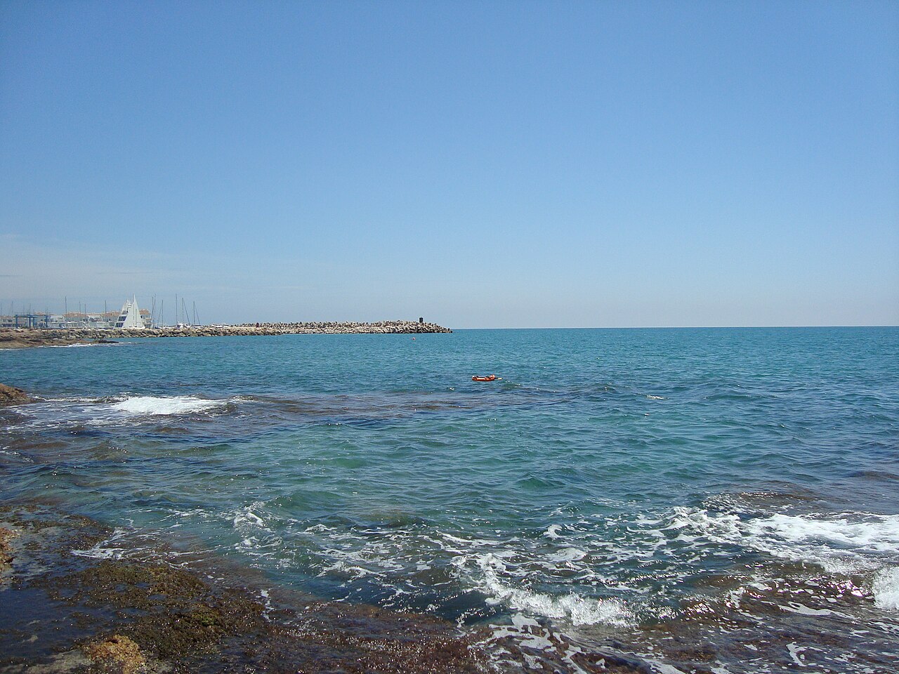 Costa del Azahar a la altura de Alcossebre, Castellón, entorno de Cala Mundina