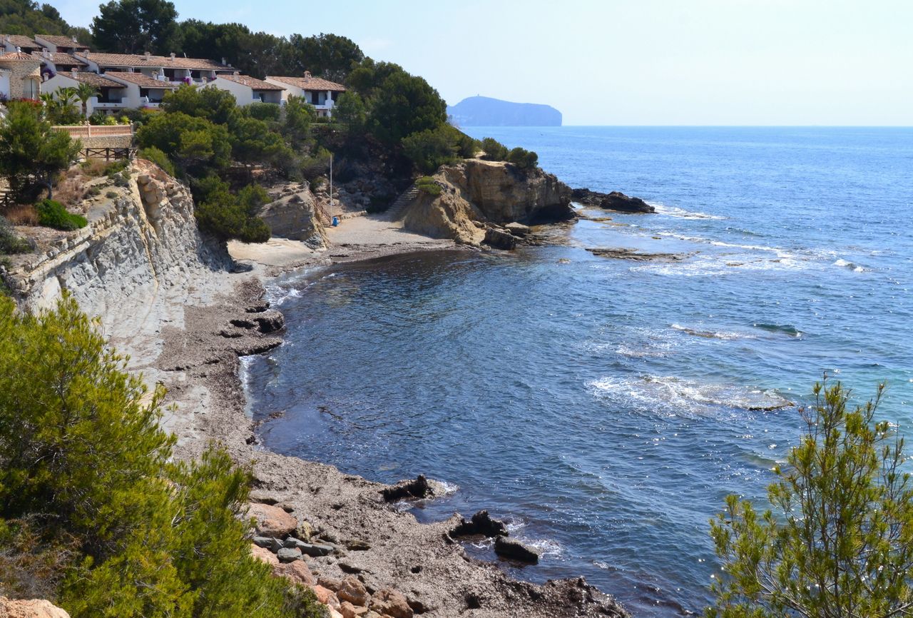 Vista panorámica de la Cala dels Pinets desde lo alto en Benissa