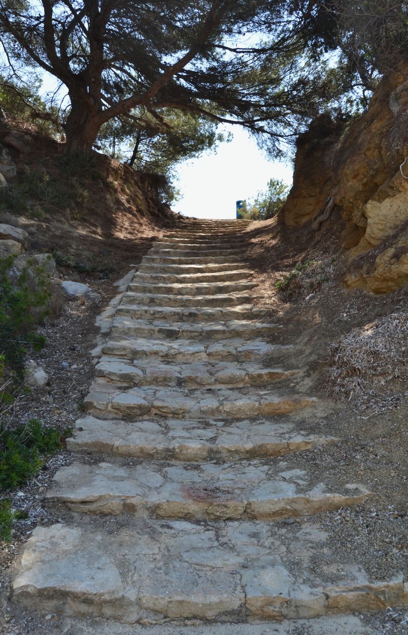 Escaleras de acceso a la Cala dels Pinets entre la roca