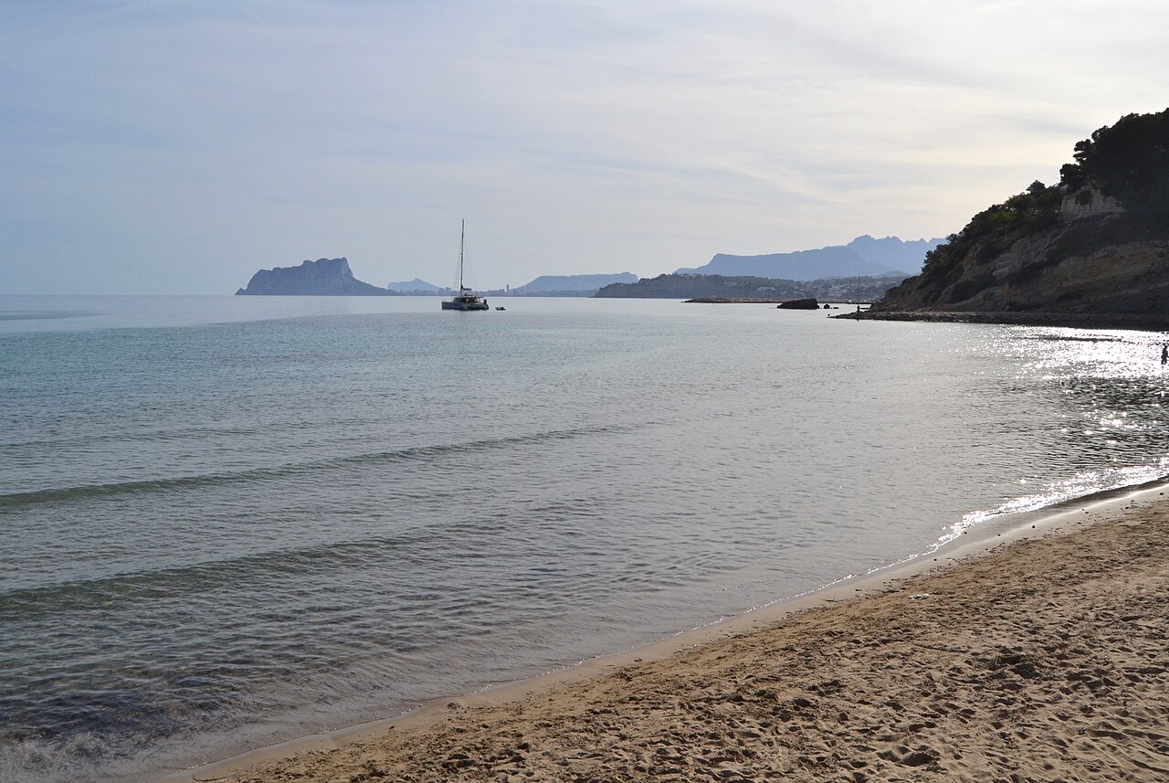 Vista del Peñón de Ifach desde la playa del Portet de Moraira, Alicante