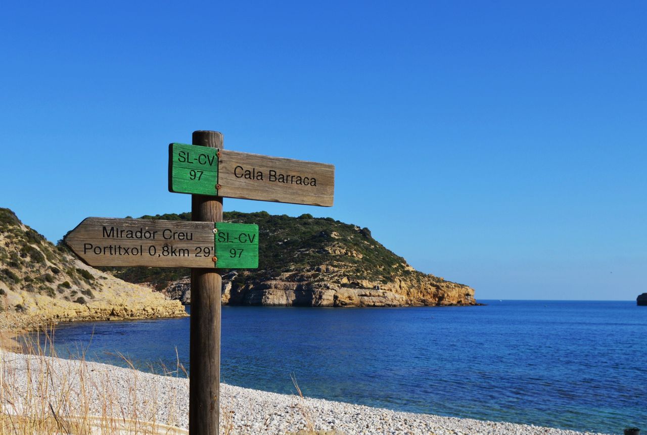 Señales de ruta de acceso a la Cala Portitxol en Xàbia