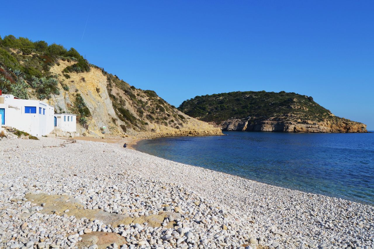 Vista de la Cala Portitxol i la Barraca con aguas cristalinas en Xàbia