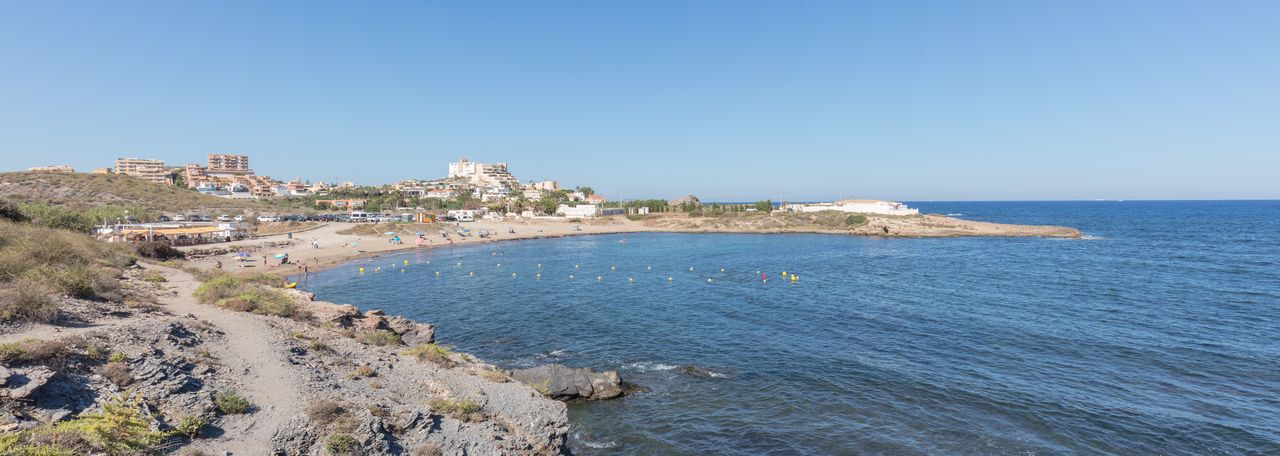 Aguas turquesas de la Cala Reona en Murcia