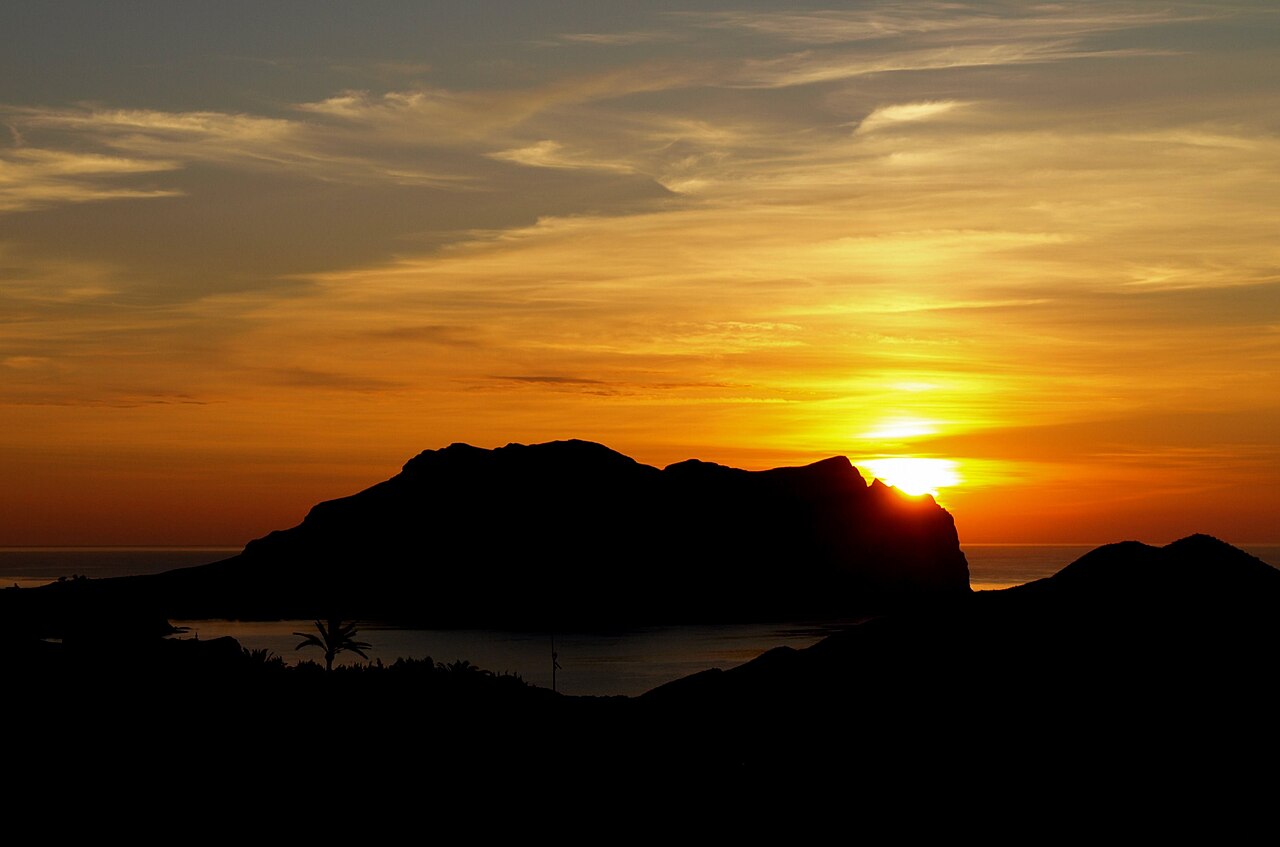Formación rocosa volcánica en la costa de Calabardina, Águilas, Murcia