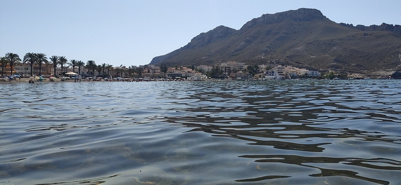 Panorámica de la costa de Calabardina con el entorno volcánico y el Mediterráneo