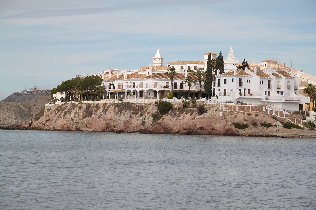 Vista aérea del pueblo de Calabardina con su costa volcánica y el Mediterráneo, Águilas, Murcia
