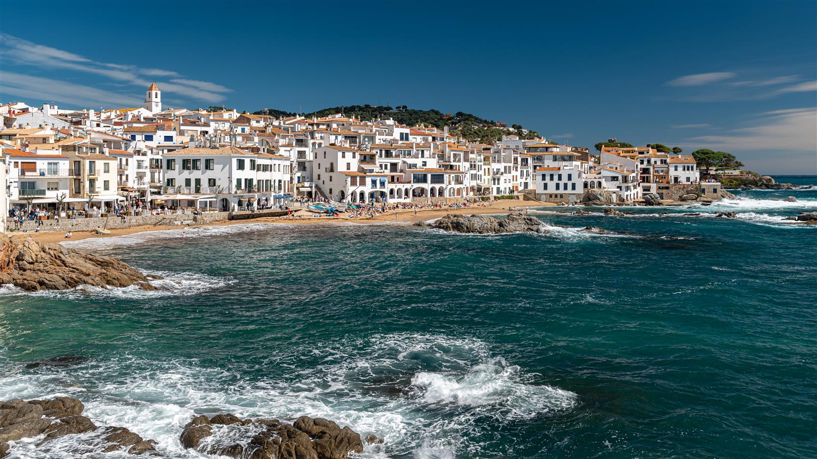 Panorámica de Calella de Palafrugell con las casas blancas frente al Mediterráneo y el campanario de Sant Pere al fondo, Costa Brava