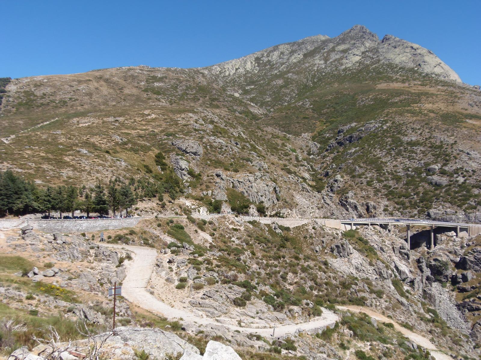 Vista del mirador y aparcamiento del Puerto del Pico, con el sendero empedrado