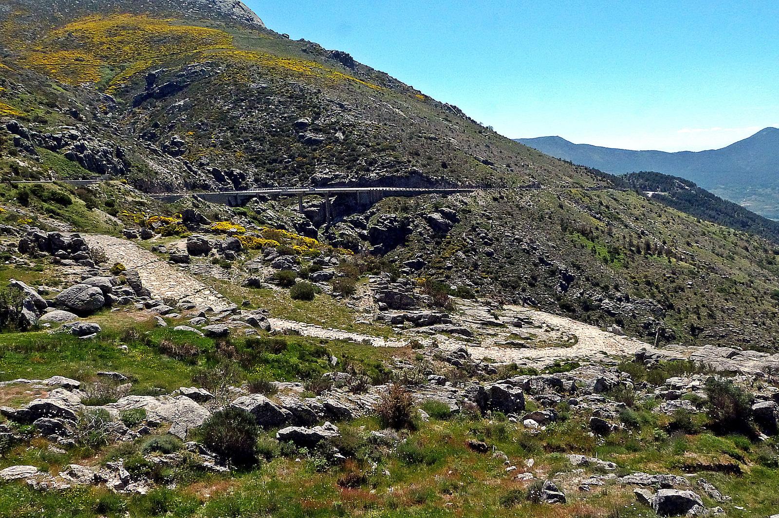 Tramo de calzada con el puente de la carretera N-502 al fondo